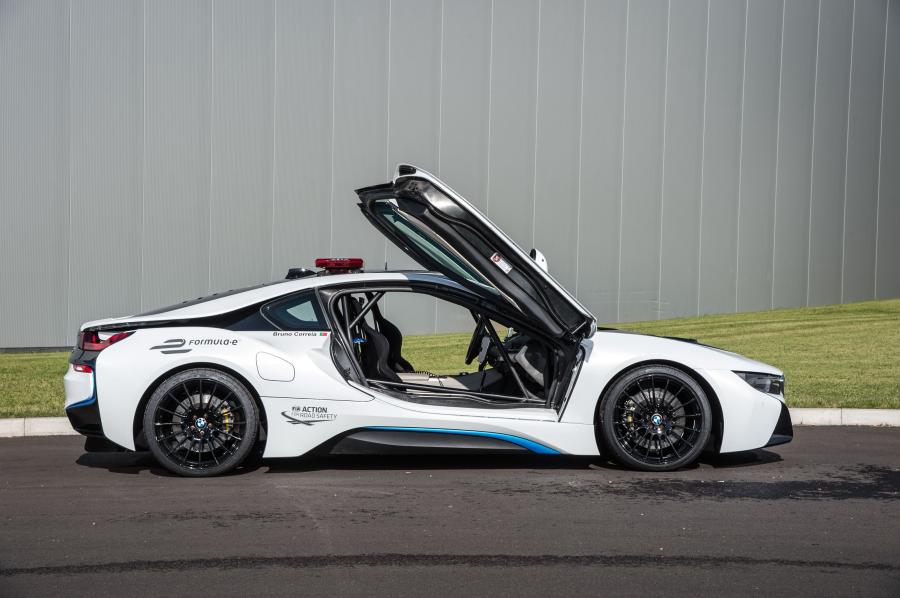  BMW i8 Formula E Safety Car (I12) 2015 года  (фото 11 из 21)